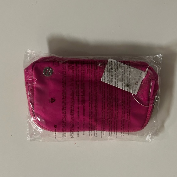 NWT unopened in original wrapping LuLuLemon Everywhere Belt Bag - Picture 5 of 6